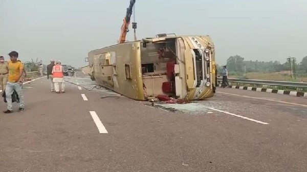 bus overturned at agra lucknow expressway 1 dead 50 injured bus overturned at agra lucknow expressway 1 dead 50 injured