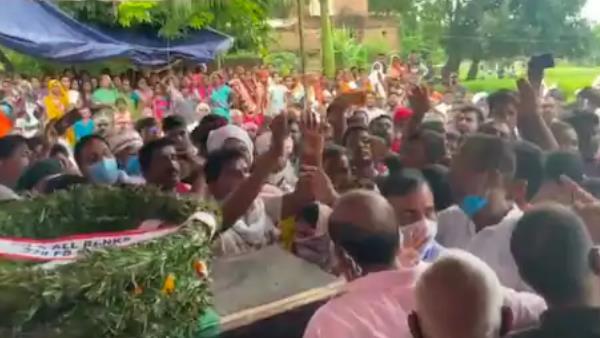 bjp mla sushil singh clash with former mla manoj singh in chandauli bjp mla sushil singh clash with former mla manoj singh in chandauli