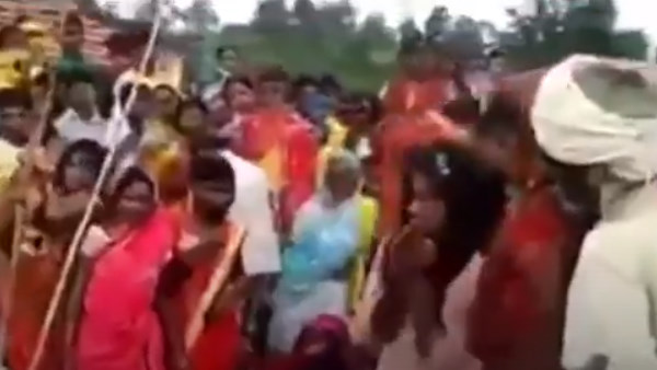 तमाशा देखने उमड़े हजारों लोग