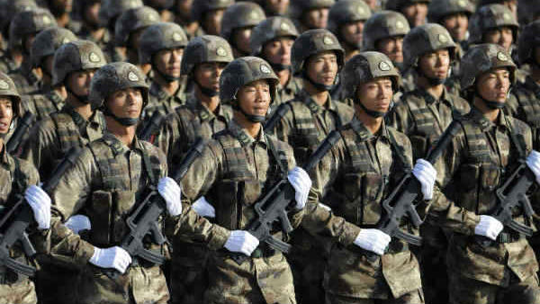 लद्दाख में सीमा विवाद के बीच चीन ने LAC पर सैनिकों और टैंक की तैनाती बढ़ाई लद्दाख में सीमा विवाद के बीच चीन ने LAC पर सैनिकों और टैंक की तैनाती बढ़ाई