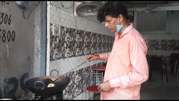 Corona Side Effects: Famous comedian Pradeep Pagal is now sell pakodas Corona Side Effects: Famous comedian Pradeep Pagal is now sell pakodas