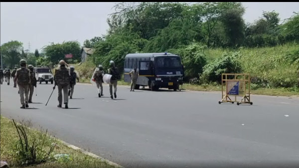 16. क्या पुलिस अधिकारियों पर भी हुआ हमला?