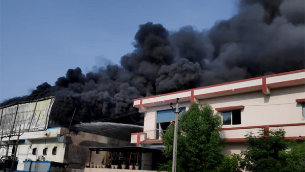 A massive fire broke out at a chemical factory in ahmedabad, Fire Extinguished By 13 Vehicles of fire Brigade A massive fire broke out at a chemical factory in ahmedabad, Fire Extinguished By 13 Vehicles of fire Brigade