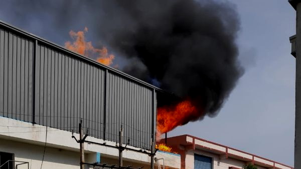A massive fire broke out at a chemical factory in ahmedabad, Fire Extinguished By 13 Vehicles of fire Brigade A massive fire broke out at a chemical factory in ahmedabad, Fire Extinguished By 13 Vehicles of fire Brigade