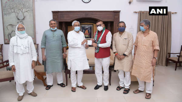 CM नीतीश की मौजूदगी में जेडीयू में शामिल हुए बिहार के पूर्व डीजीपी गुप्तेश्वर पांडेय CM नीतीश की मौजूदगी में जेडीयू में शामिल हुए बिहार के पूर्व डीजीपी गुप्तेश्वर पांडेय