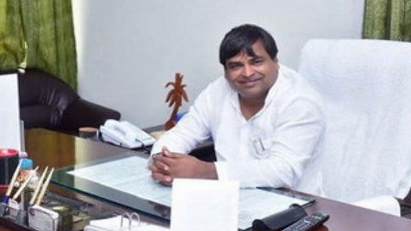 कभी साइकिल से घूमा करते थे प्रजापति