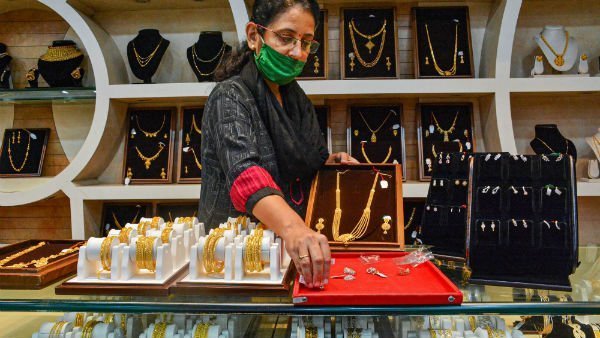 सोने की कीमत में आई 500 रु तक की गिरावट