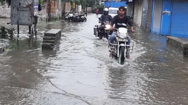 स्कूल के क्लासरूम में 7 फीट तक भरा पानी