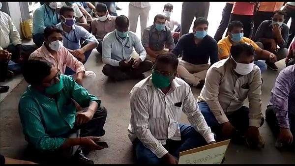 Gorakhpur: In BRD Medical College, Junior doctors beaten a lab technician, checkup closed in hospital Gorakhpur: In BRD Medical College, Junior doctors beaten a lab technician, checkup closed in hospital