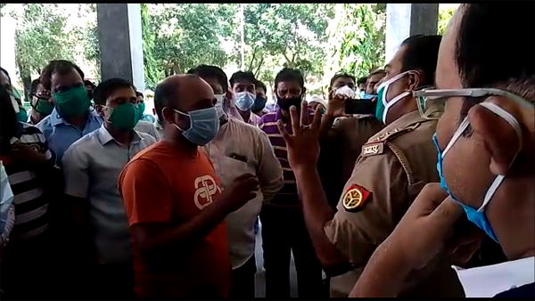 Gorakhpur: In BRD Medical College, Junior doctors beaten a lab technician, checkup closed in hospital Gorakhpur: In BRD Medical College, Junior doctors beaten a lab technician, checkup closed in hospital