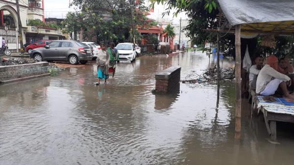 विधायक आवास के सामने जलभराव से आवागमन ठप