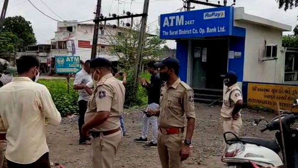 In surat district, three Thieves Took Away a ATM, Theft Of Seven Lakhs rupees In surat district, three Thieves Took Away a ATM, Theft Of Seven Lakhs rupees