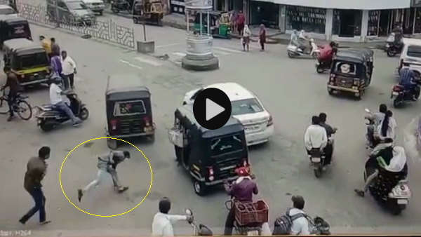 शॉप के अंदर घुसे और गहने मांगे