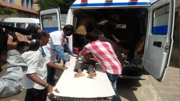 Wall of a house collapsed in palanpur, 11 People Buried In Debris, three dead Wall of a house collapsed in palanpur, 11 People Buried In Debris, three dead