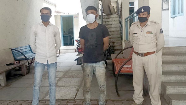 criminal attacks on PSI in Ahmedabad, cuts thumb by mouth criminal attacks on PSI in Ahmedabad, cuts thumb by mouth