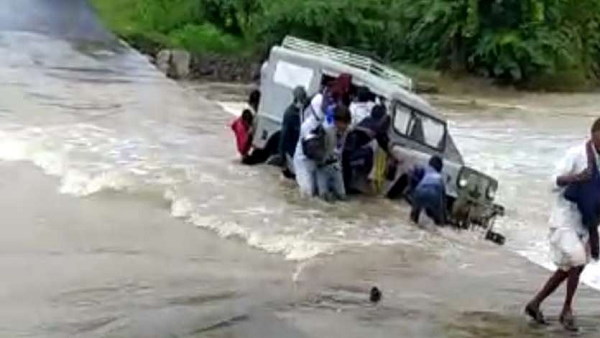 तेज बहाव में पलटा वाहन