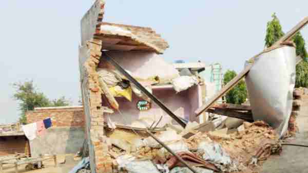 Hapur: boiler exploded fell on the house half a kilometer away many people scorched Hapur: boiler exploded fell on the house half a kilometer away many people scorched