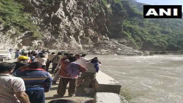 हिमाचल प्रदेश में भूस्खलन से यातायात हुआ बाधित