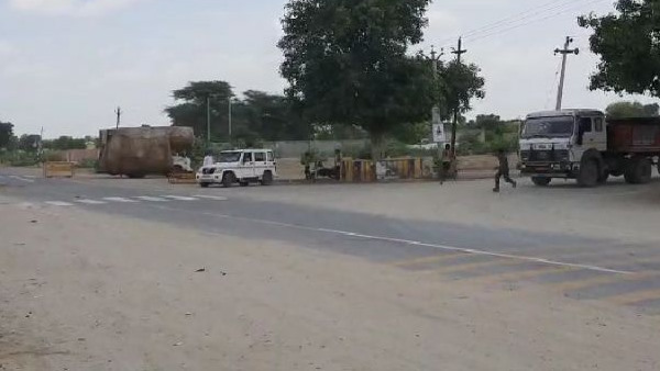 बेरिकेट्स के टक्कर मारी