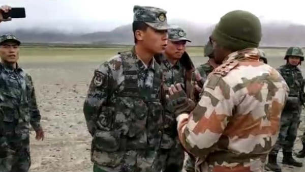 भारत-चीन सीमा तनाव: हॉटलाइन पर दोनों देशों के ब्रिगेडियरों में हुई तनातनी भारत-चीन सीमा तनाव: हॉटलाइन पर दोनों देशों के ब्रिगेडियरों में हुई तनातनी