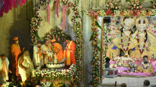 'औरंगजेब ने गिराया था मंदिर'