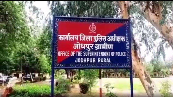 दो सगी बहनें, तीसरी चचेरी बहन