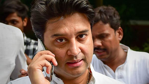 सिंधिया से हिसाब चुकता करने के लिए प्रियंका मैदान में