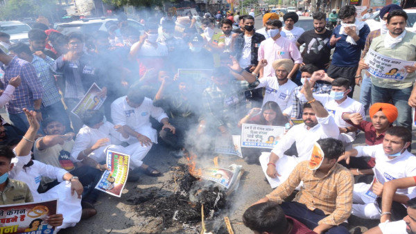 पोस्टर पर चप्पल से पिटाई वाले पोस्टर को देखकर क्या बोली कंगना
