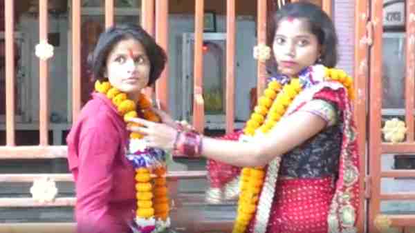 two girls did love marriage families fought in police station two girls did love marriage families fought in police station