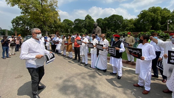 Demonstration of opposition parties continues in Parliament complex will meet President at 5 pm Demonstration of opposition parties continues in Parliament complex will meet President at 5 pm