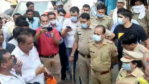 Clash among two groups of businessmen in Meerut Clash among two groups of businessmen in Meerut