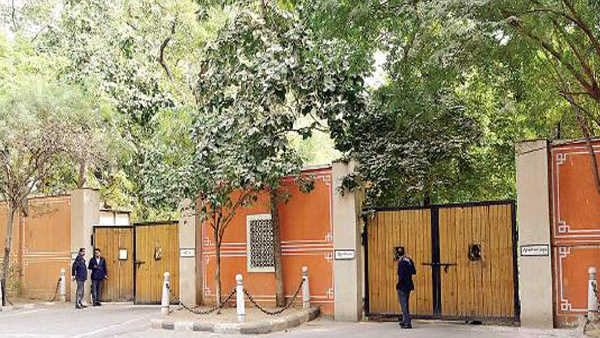 इसलिए बंगले खाली करवाने की नौबत