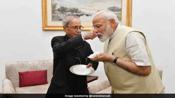 पीएम मोदी प्रणव मुखर्जी की तारीफ करते हुए कहा था वो मेरे पिता के जैसे हैं