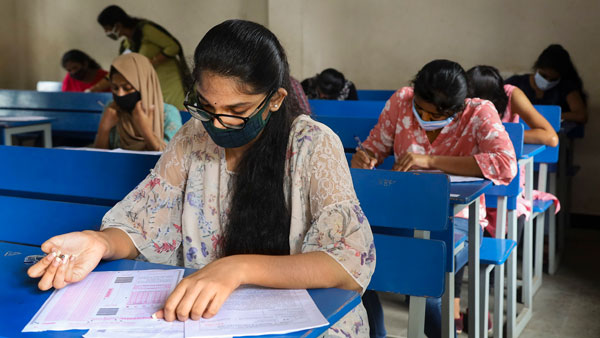 कोरोना के बीच हुई है परीक्षा