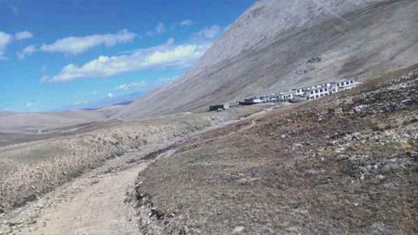 पहले 'पिलर गायब' और फिर जमीन पर किया कब्जा