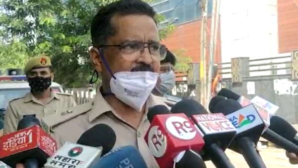 Police lathi charge on sweepers protesting against Noida authority Police lathi charge on sweepers protesting against Noida authority