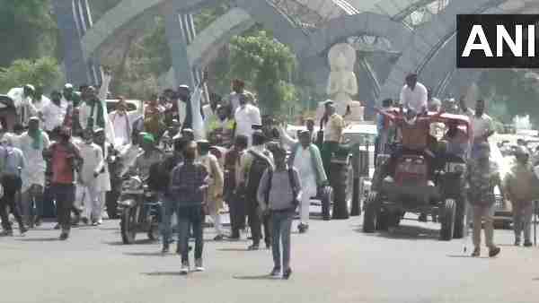 Noida: Members of Kisan Union block roads, stage protest near Delhi border against recent Agriculture Bills Noida: Members of Kisan Union block roads, stage protest near Delhi border against recent Agriculture Bills