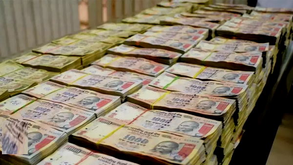 Rs 16 lakhs Worth old indian currency notes seized in dahod, gujarat Rs 16 lakhs Worth old indian currency notes seized in dahod, gujarat