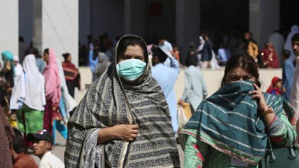 पाकिस्तान में अभी तक कुल 295,000 से अधिक संक्रमणों की पुष्टि हुई है