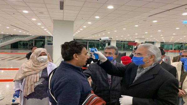 पाकिस्तान में लागू किए गए स्मार्ट लॉकडाउन को इसका श्रेय दिया जा रहा है