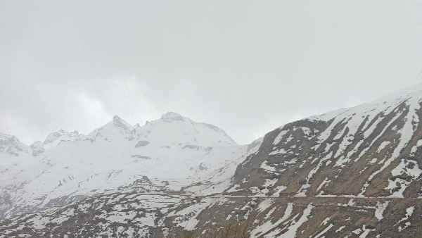कश्मीर के बारामूला में हुई पहली बर्फबारी