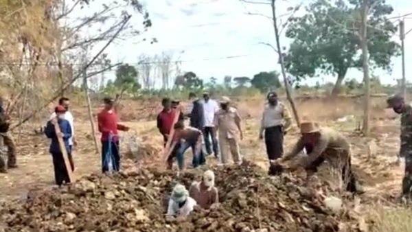 इंडोनेसिया में मास्क न पहनने वालों से खुदवाई जा रही कब्र