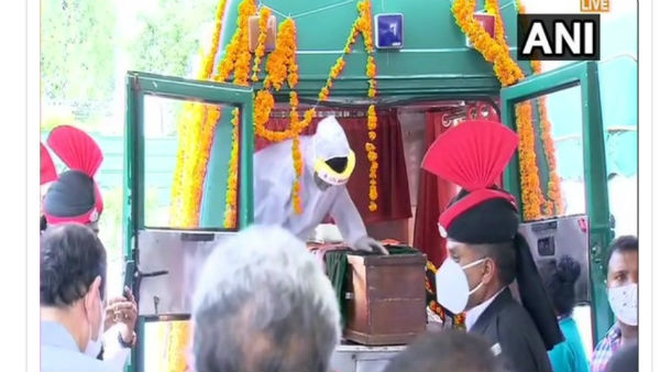 आसमानी व्यक्तित्व वाला नेता थे प्रणब दा