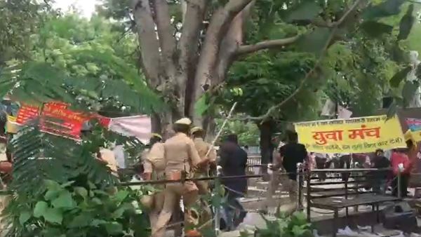 police lathi charge on protesters in prayagraj police lathi charge on protesters in prayagraj