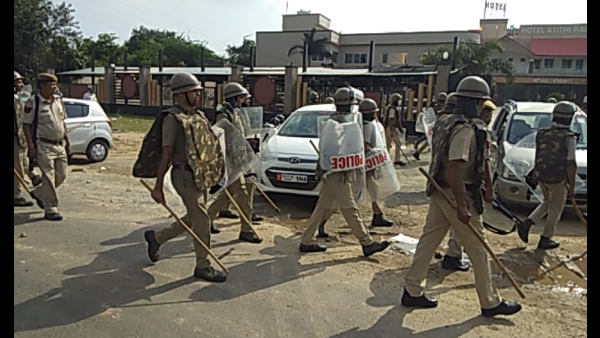 पुलिस ने छोड़े आंसू गैस के गोले