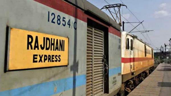 झारखंड के लातेहर में 9 घंटे से फंसी है राजधानी एक्सप्रेस, बसों से भेजे गए यात्री, जानिए पूरा मामला झारखंड के लातेहर में 9 घंटे से फंसी है राजधानी एक्सप्रेस, बसों से भेजे गए यात्री, जानिए पूरा मामला