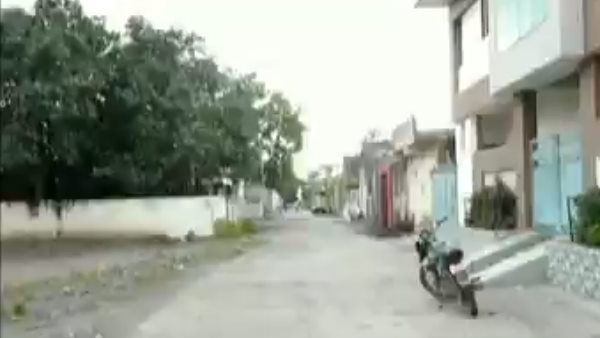 दो-तीन लोग ही शहर से सामान लाते हैं