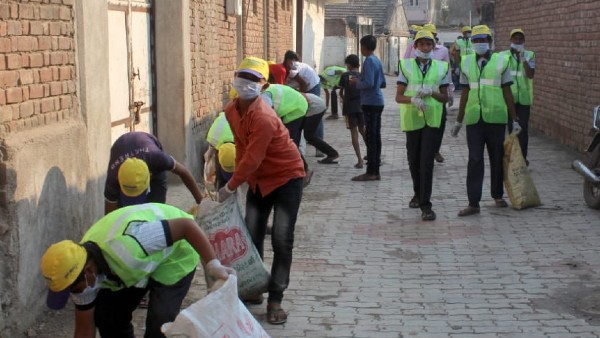 अपने रिश्तेदारों के यहां जाना भी बंद कर दिया