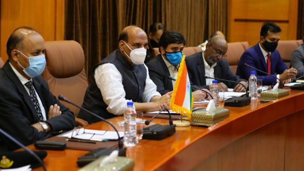राजनाथ सिंह की ईरानी रक्षा मंत्री हातमी से मुलाकात, Twitter पर लिखी ये खास बात राजनाथ सिंह की ईरानी रक्षा मंत्री हातमी से मुलाकात, Twitter पर लिखी ये खास बात