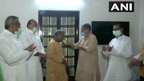 Rajya Sabha Row: उप सभापति हरिवंश ने तोड़ा एक दिवसीय उपवास Rajya Sabha Row: उप सभापति हरिवंश ने तोड़ा एक दिवसीय उपवास